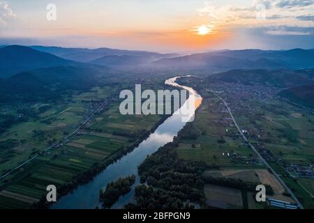 Vista del drone del fiume Drina vicino Ljubovija, confine della Serbia e Bosnia Erzegovina Foto Stock