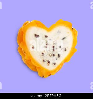 Pitahaya a forma di cuore su sfondo colorato. Concetto di superfood Foto Stock