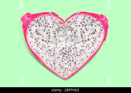 Frutto drago a forma di cuore su sfondo colorato. Concetto di superfood Foto Stock
