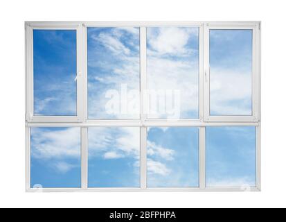 Vista del cielo blu attraverso la finestra su sfondo bianco Foto Stock