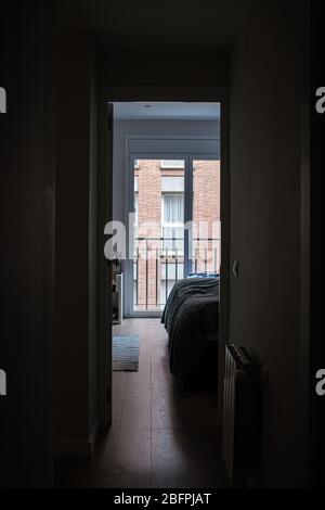 Camera da letto vuota con luce proveniente dal balcone esterno Foto Stock