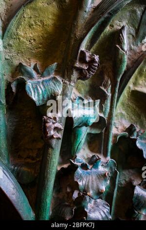 Barcellona, Spagna - 13 gennaio 2018: elementi di insetti, fiori, uccelli di mammiferi sulla vecchia porta d ingresso al Tempio della Sacra Famiglia. Foto Stock