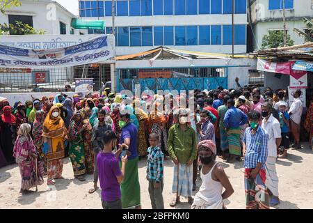 Dhaka, Bangladesh. 19 Apr 2019. La gente aspetta per raccogliere il cibo di soccorso durante il governo ha imposto il blocco a livello nazionale tra le preoccupazioni di pandemia di coronavirus a Dhaka il 19 aprile 2020. (Foto di Salahuddin Ahmed/Sipa USA) Credit: Sipa USA/Alamy Live News Foto Stock