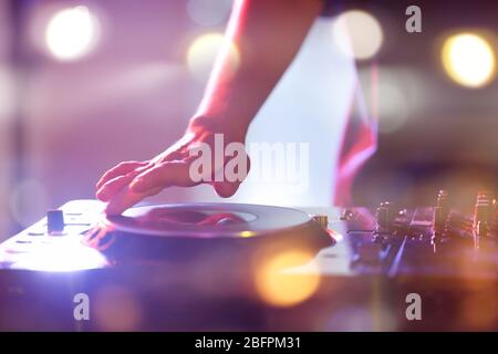 DJ che si esibisce in discoteca, primo piano. Concetto di musica e canzoni natalizie Foto Stock