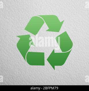 Concetto di conservazione e protezione ambientale. Simbolo di riciclaggio su sfondo cartaceo Foto Stock