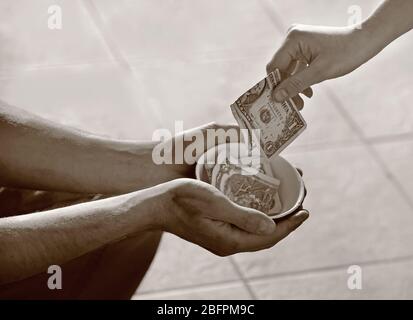 Concetto di povertà. Donna che dà soldi a mendicante sulla strada, closeup Foto Stock