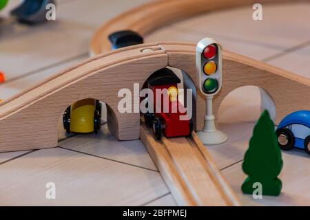 treno giocattolo in legno e ferrovie Foto Stock