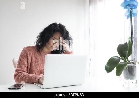 una donna intraprendente è interessata al lavoro Foto Stock