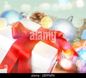 Regalo di Natale su sfondo chiaro sfocato, primo piano Foto Stock