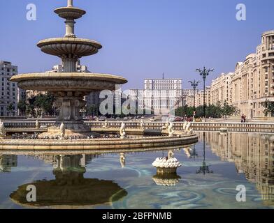 Palazzo del Parlamento alla fine del Boulevard Unirii, Bucarest (Bucharesti), Romania Foto Stock