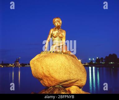 La statua della Sirenetta (Den Lille Havfrue) al tramonto, Copenaghen (Kobenhavn), Regno di Danimarca Foto Stock