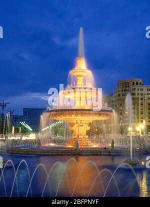 Unirii Fontane illuminate al crepuscolo, Boulevard Unirii, Bucarest (Bucharesti), Romania Foto Stock