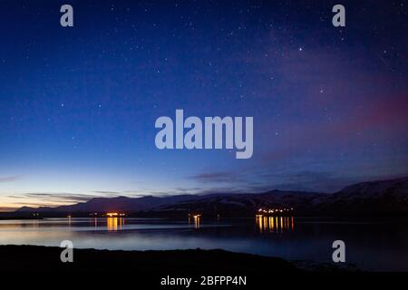 Il fiordo di Hvalfjördur nel sud-ovest dell'Islanda all'ora blu dopo il tramonto in inverno Foto Stock