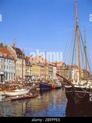 Magazzini colorati e barche a vela, Nyhaven Canal, Indre by, Copenhagen (Kobenhavn), Regno di Danimarca Foto Stock