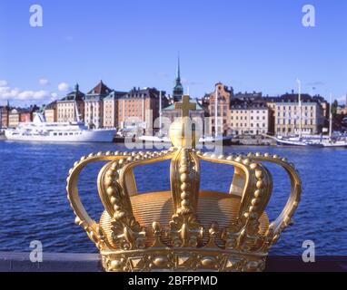 Decorazione della corona reale con Gamla Stan (città vecchia) dietro, Stadsholmen, Stoccolma, Regno di Svezia Foto Stock