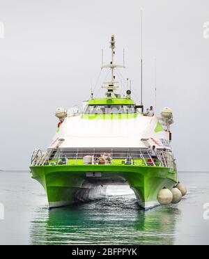 Mare Egeo Ellenico Seaways traghetto catamarano Flyingcat al porto marittimo greco di Ermioni, Grecia in rotta per Hyda, Grecia Foto Stock