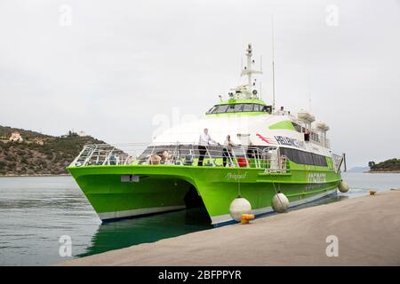 Mare Egeo Ellenico Seaways traghetto catamarano Flyingcat al porto marittimo greco di Ermioni, Grecia in rotta per Hyda, Grecia Foto Stock