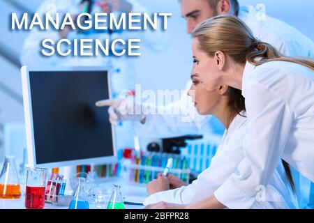 Concetto di scienza di gestione. Giovani che lavorano in laboratorio Foto Stock