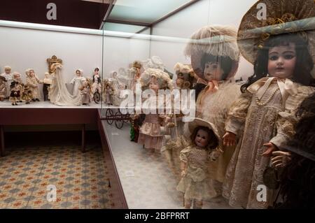 Sóller, Isole Baleari/Spagna; 03/27/2015: All'interno del Museo Can Prunera. Sala delle bambole vecchie Foto Stock