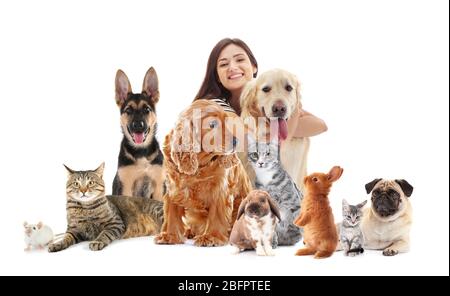 Giovane donna con animali carini su sfondo bianco Foto Stock