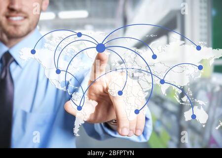 Mappa del mondo con rete logistica e manager sullo sfondo Foto Stock