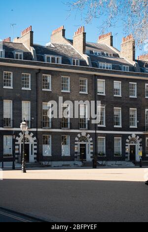 Georgian Townhouse Terrace architettura in Bedford Square, Bloomsbury, Londra WC1B Foto Stock