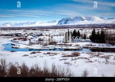 Vista dall'alto del famoso sito turistico del Parco Nazionale di Thingvellir - Pingvellir - chiesa e case innevate in inverno Foto Stock