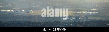 Lennoxtown, Regno Unito. 19 Apr 2020. Nella foto: Teleobiettivo panoramico dell'aeroporto internazionale di Glasgow con 13 aerei British Airways Airbus a terra parcheggiati sul asfalto (a destra della pista principale) a causa del blocco del Regno Unito e Coronavirus (COVID-19) Pandemic. Dal blocco la maggior parte delle compagnie aeree hanno dovuto licenziare il personale con la maggior parte di necessità di assistenza finanziaria pubblica o il rischio collasso. Ad oggi nel Regno Unito i casi confermati di persone infette sono 120,067 con 16,060 morti. Credit: Colin Fisher/Alamy Live News Foto Stock