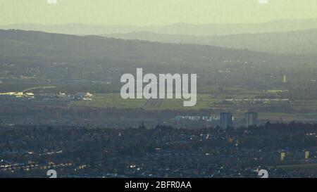 Lennoxtown, Regno Unito. 19 Apr 2020. Nella foto: Teleobiettivo aereo dell'aeroporto internazionale di Glasgow con 13 aerei British Airways Airbus a terra parcheggiati sul asfalto (a destra della pista principale) a causa del blocco del Regno Unito e Coronavirus (COVID-19) Pandemic. Dal blocco la maggior parte delle compagnie aeree hanno dovuto licenziare il personale con la maggior parte di necessità di assistenza finanziaria pubblica o il rischio collasso. Ad oggi nel Regno Unito i casi confermati di persone infette sono 120,067 con 16,060 morti. Credit: Colin Fisher/Alamy Live News Foto Stock