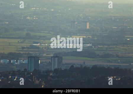 Lennoxtown, Regno Unito. 19 Apr 2020. Nella foto: Teleobiettivo aereo dell'aeroporto internazionale di Glasgow con 13 aerei British Airways Airbus a terra parcheggiati sul asfalto (a destra della pista principale) a causa del blocco del Regno Unito e Coronavirus (COVID-19) Pandemic. Dal blocco la maggior parte delle compagnie aeree hanno dovuto licenziare il personale con la maggior parte di necessità di assistenza finanziaria pubblica o il rischio collasso. Ad oggi nel Regno Unito i casi confermati di persone infette sono 120,067 con 16,060 morti. Credit: Colin Fisher/Alamy Live News Foto Stock