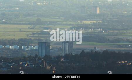 Lennoxtown, Regno Unito. 19 Apr 2020. Nella foto: Teleobiettivo aereo dell'aeroporto internazionale di Glasgow con 13 aerei British Airways Airbus a terra parcheggiati sul asfalto (a destra della pista principale) a causa del blocco del Regno Unito e Coronavirus (COVID-19) Pandemic. Dal blocco la maggior parte delle compagnie aeree hanno dovuto licenziare il personale con la maggior parte di necessità di assistenza finanziaria pubblica o il rischio collasso. Ad oggi nel Regno Unito i casi confermati di persone infette sono 120,067 con 16,060 morti. Credit: Colin Fisher/Alamy Live News Foto Stock