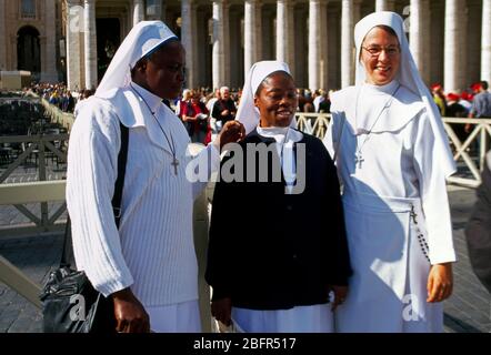 Vaticano Roma Italia Piazza San Pietro Nuns in Beatificazione Foto Stock