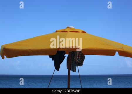 Grand Anse Beach Grenada vestiti appesi su Parasol per asciugare Foto Stock