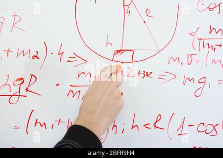 scrivere sulle formule della lavagna, primo piano Foto Stock