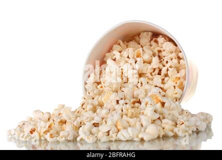 Secchio pieno di popcorn caduto isolato su bianco Foto Stock