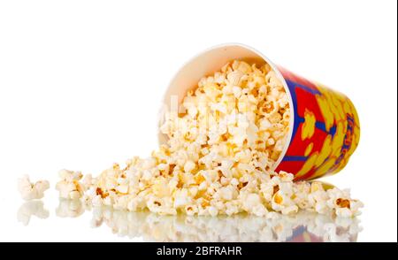 Secchio pieno di popcorn caduto isolato su bianco Foto Stock