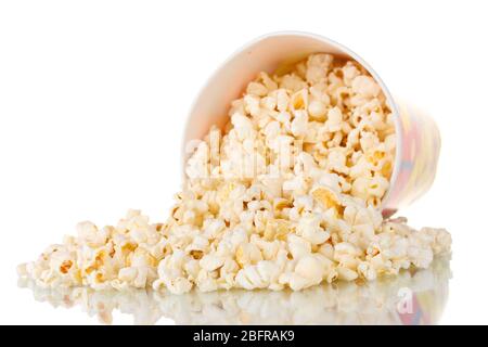 Secchio pieno di popcorn caduto isolato su bianco Foto Stock