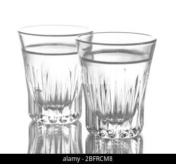 Due bicchieri di vodka isolati su bianco Foto Stock
