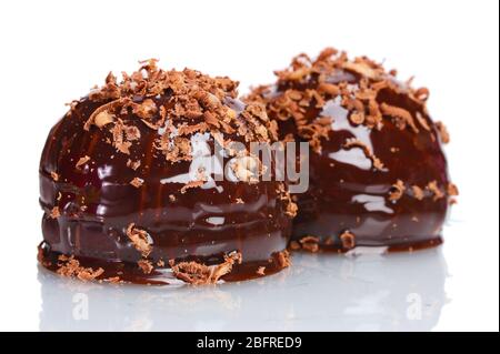 Сhocolate biscotto versato cioccolato con scaglie di cioccolato isolato su bianco Foto Stock