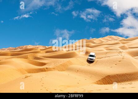 Safari in jeep fuoristrada nel bellissimo deserto di Omani Rub al-Chali Foto Stock