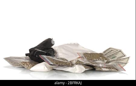 Сocaine e marijuana in pacchetto con pistola isolata su bianco Foto Stock