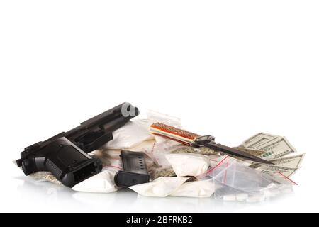 Cocaina e marijuana in pacchetto con pistola isolata su bianco Foto Stock