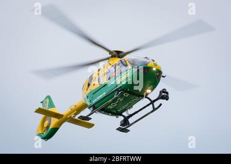 Hampshire e l'isola di Wight Air Ambulance - Airbus H135 G-HIOW a Basingstoke, Regno Unito Foto Stock