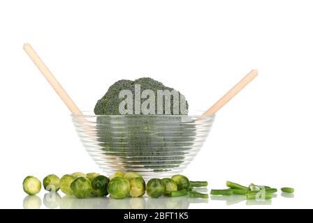 Ciotola di vetro con cavoli e broccoli isolati su bianco Foto Stock