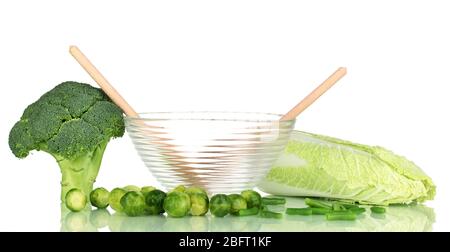 Ciotola di vetro con cavoli e broccoli isolati su bianco Foto Stock