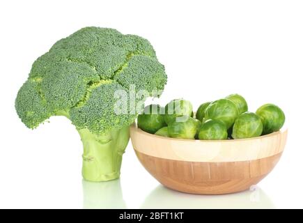 Cavoli di Bruxelles in ciotola di legno e broccoli isolati su bianco Foto Stock
