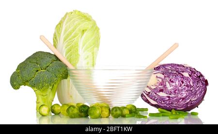 Ciotola di vetro con cavoli e broccoli isolati su bianco Foto Stock