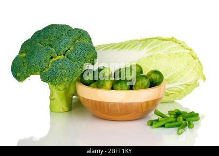 Cavoli di Bruxelles in ciotola di legno con broccoli e cavolo isolati su bianco Foto Stock