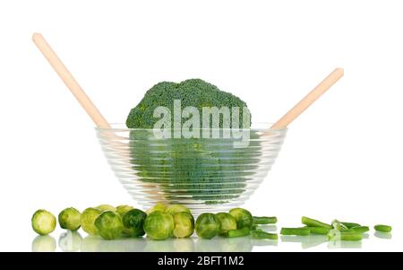 Ciotola di vetro con cavoli e broccoli isolati su bianco Foto Stock