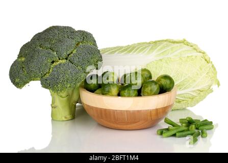 Cavoli di Bruxelles in ciotola di legno con broccoli e cavolo isolati su bianco Foto Stock